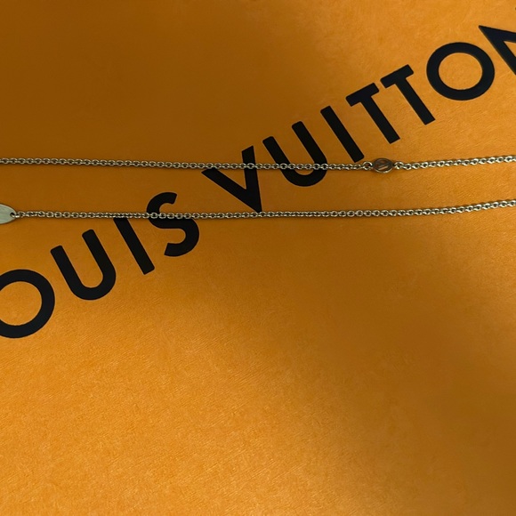 Louis Vuitton essential V necklace - Picture 4 of 7